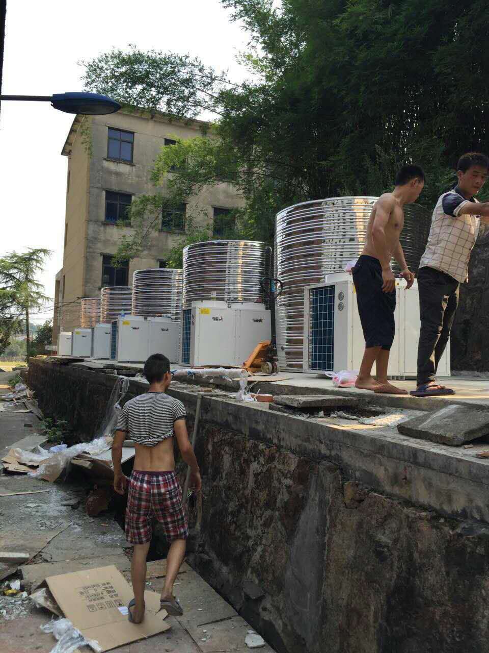 藍(lán)冠機(jī)電熱水工程安裝施工團(tuán)隊