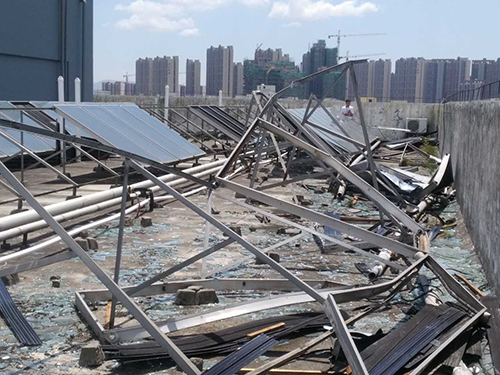 臺風(fēng)過后太陽能熱水工程狀況 一片狼藉