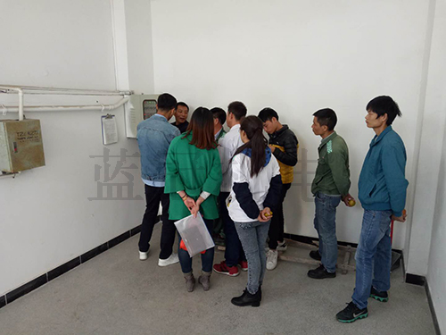 廚邦太陽能熱水工程工程部陳工現(xiàn)場培訓(xùn)